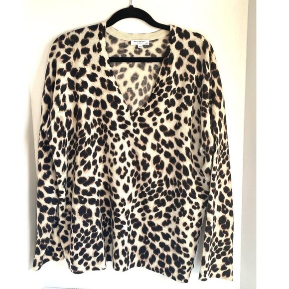 Equipment Cashmere Oversized Sweater Womens Medium Leopard Print White V-Neck - Picture 1 of 6